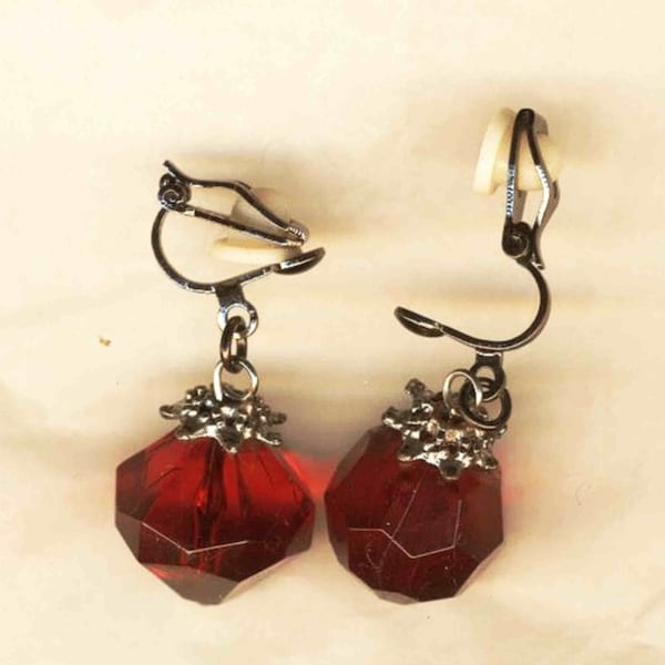 Boucles d'oreilles rouges, grosse perle de verre ancienne à facettes, pendant court, fait-main, création, pièce unique