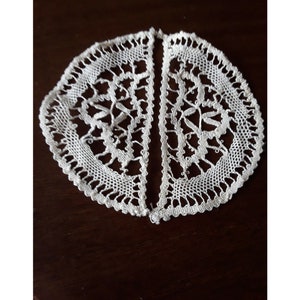 Ancienne dentelle du Puy, deux applications en demi-lune 10/5,5 cm, embellissement couture, carterie, ornement lingerie, vintage français