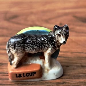 Bean The Wolf and Auvergne, glazed ceramic, 25 millimeters, for king cake and wild animal collection, carnivore, rare vintage
