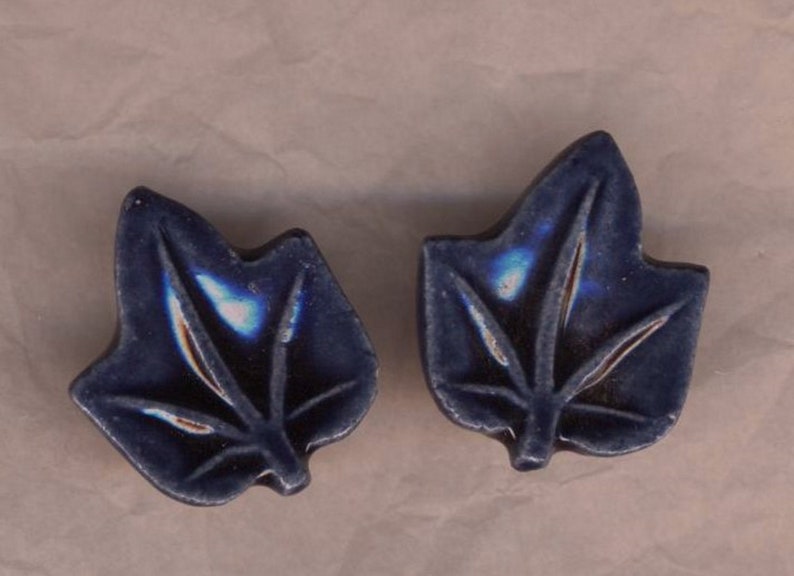 Boutons feuilles de lierre bleues deux pièces en faience 25 image 0