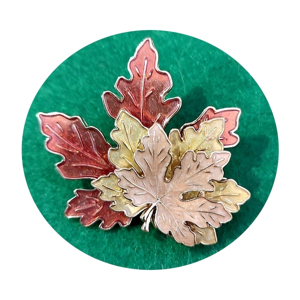 Jolie broche émaillée, trois feuilles de vigne aux couleurs d'automne, vintage xx ème siècle, bijou fantaisie pour homme ou femme