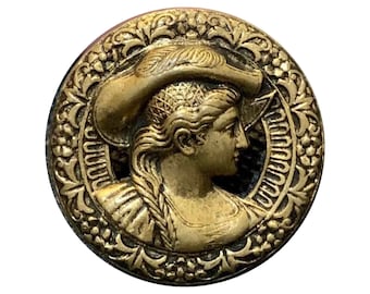 Ancien bouton femme à chapeau, diamètre 36 mm en métal bronze doré ajouré, embellissement couture, collection, pièce unique, rare