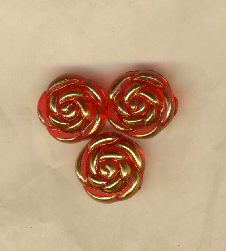 Boutons vintage rose épanouie rouge et or trois pièces image 0