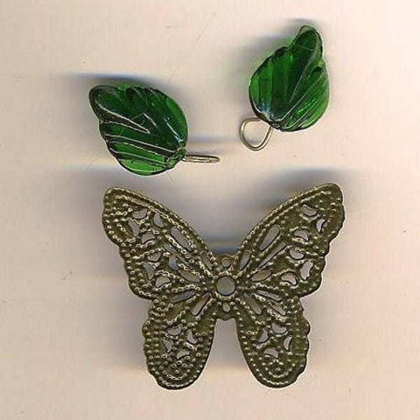 Papillon et feuilles vertes, verre et bronze filigrané, set de trois breloques anciennes pour création de pendentifs en bijouterie fantaisie