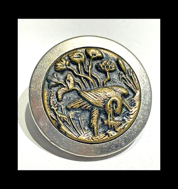 Ancien bouton oiseau pêcheur, grue ou héron et plantes aquatiques, métal bronze, diamètre 30 mm, couture, collection