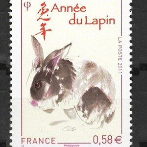 Peut inclure: Un timbre-poste français représentant une illustration à l'aquarelle d'un lapin avec le texte "Année du Lapin" et "LA POSTE 2011" en rouge. Le timbre comprend également le texte "FRANCE" et "0,58 €".