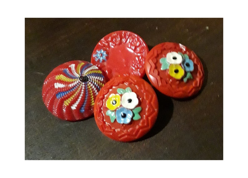 Anciens boutons rouges en pâte de verre, lot de 4 pièces gravés et peintes, 24 mm, embellissement couture, collection années 40, rares image 1