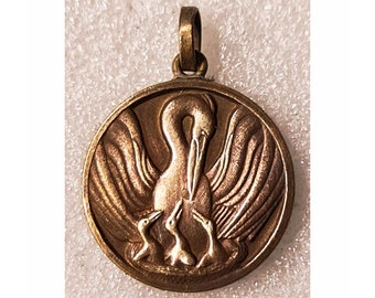 Medalla de pájaro cigüeña con sus polluelos, colgante vintage de latón, pantalla de cobre, diámetro 30 milímetros, pieza única y rara