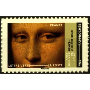 Peut inclure: Un timbre-poste français vintage représentant un détail du tableau de la Joconde de Léonard de Vinci. Le timbre est vert et jaune avec le texte "LETTRE VERTE - LA POSTE" et "FRANCE" imprimé dessus.