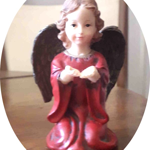 Young kneeling angel, vintage satuette, 16.5 cm figurine in painted resin, for decoration, Nativity, religion, tradition, protection