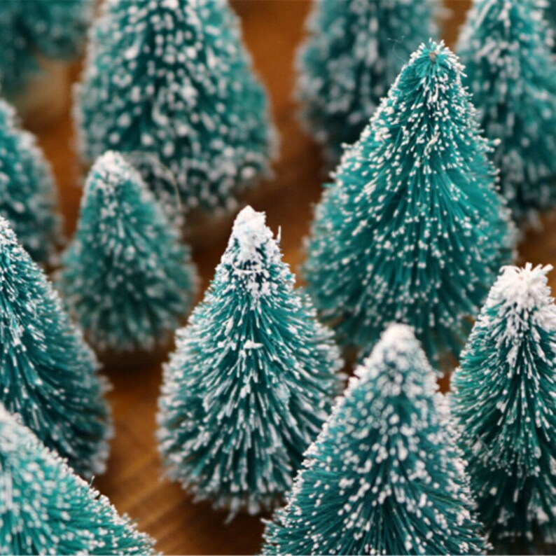 Petit sapins enneigés trois pièces maison de poupée image 0
