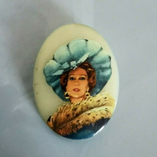 Femme à grand chapeau bleu, broche portrait d'élégante, cabochon de résine ovale de 44 mm, bijouterie style vintage fantaisie, cadeau