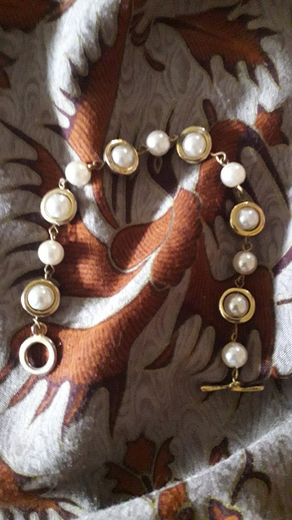 Curb bracelet of white pearls and gold metal, fle… - image 1