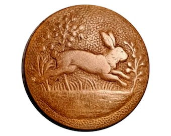Bouton lièvre ou lapin à la course, relief sur bois diamètre 23 mm, embellissement couture, collection, vintage à l'état du neuf