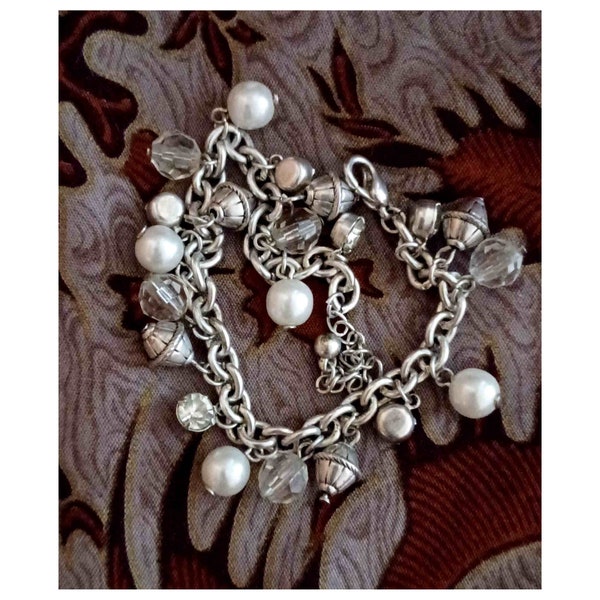 Bracelet chaîne à breloques multiples, perles, cristaux, argent et verre, vintage à l'état du neuf, cadeau intemporel