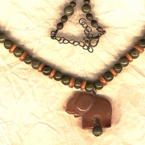 Ketting met carneoololifant, agaat, Afrikaanse parels, edelstenen, handgemaakt, uniek stuk, ambachtelijk, gratis levering