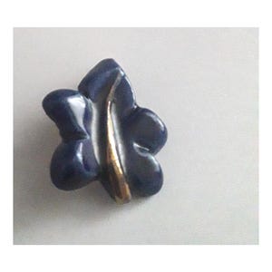 Bouton lierre bleu et or en céramique émaillée, une feuille, création faite-main, 25/25 mm, thème végétal, pièce unique originale