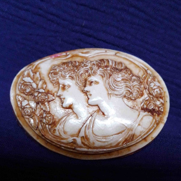 Cameo-Brosche, zwei Profile einer Frau und Blumen, altes Juwel, ovale Form 50/35 Millimeter, Jugendstil, Schwesternschaft, Einzelstück, selten