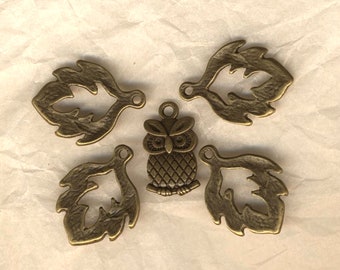 Breloques chouette et feuillles, set de 5 charms de métal bronze pour création de bijoux fantaisie, liquidation