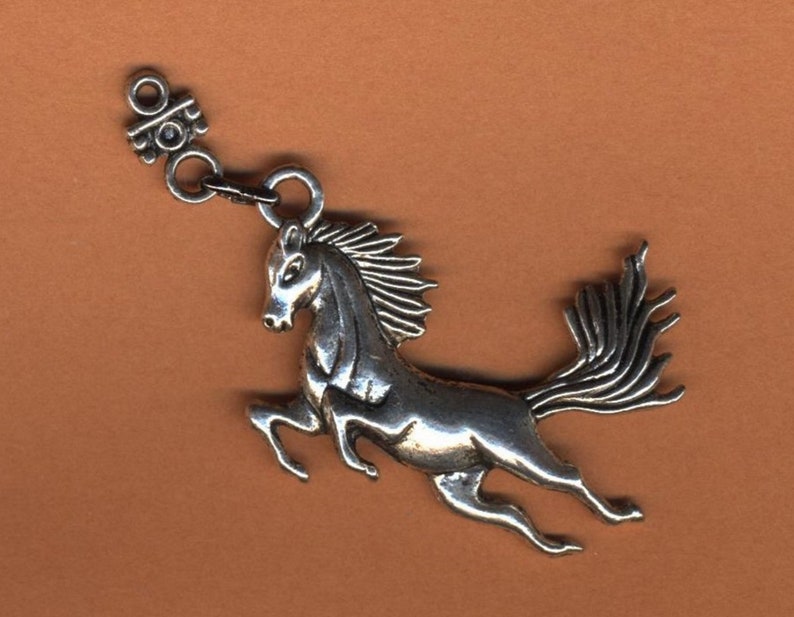 Grand pendentif cheval fougueux charm argenté fourniture image 0