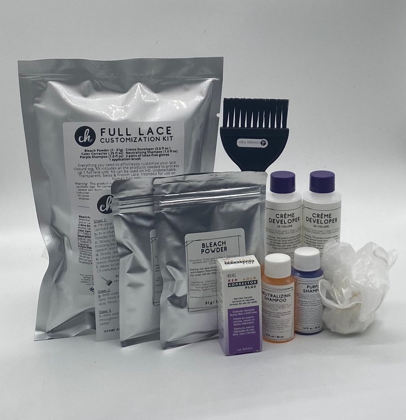 K&ouml;nnte beinhalten: Full Lace Customization Kit mit Bleichpulver, Creme Entwickler, Farbkorrektor, neutralisierendem Shampoo und lila Shampoo. Das Kit enth&auml;lt au&szlig;erdem eine B&uuml;rste, Handschuhe und einen Schwamm.