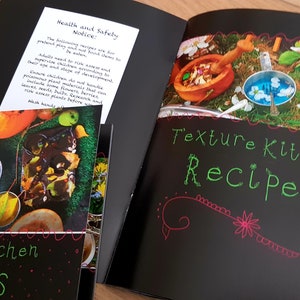 Puede incluir: Un libro negro y verde con el t&iacute;tulo "Texture Kitchen Recipes" en la portada. El libro est&aacute; abierto para revelar una p&aacute;gina con un fondo negro y el mismo t&iacute;tulo en texto verde. La p&aacute;gina tambi&eacute;n presenta una foto de un mortero y un pil&oacute;n de madera, un taz&oacute;n de l&iacute;quido azul y un taz&oacute;n de verduras picadas.