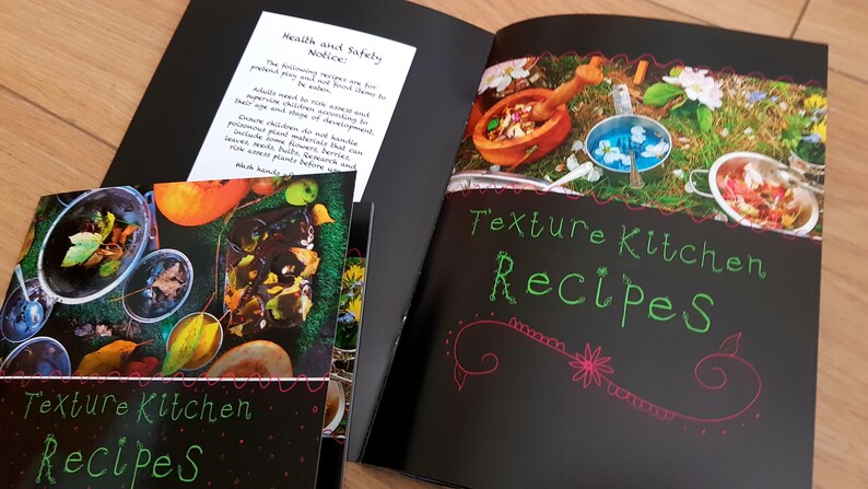 Puede incluir: Un libro negro y verde con el t&iacute;tulo "Texture Kitchen Recipes" en la portada. El libro est&aacute; abierto para revelar una p&aacute;gina con un fondo negro y el mismo t&iacute;tulo en texto verde. La p&aacute;gina tambi&eacute;n presenta una foto de un mortero y un pil&oacute;n de madera, un taz&oacute;n de l&iacute;quido azul y un taz&oacute;n de verduras picadas.