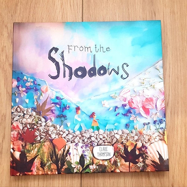 FROM the SHADOWS softback PICTUREBOOK - Wortloses Bilderbuch mit vorübergehender Kunst und Schattenspiel, ideal für die Alphabetisierung im Freien