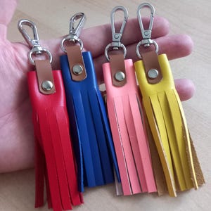 Handgefertigter Schlüsselanhänger aus echtem Leder mit Quaste. Eleganter Unisex-Taschenanhänger, Reißverschlussanhänger oder Schlüsselring