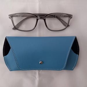 Étui à lunettes en cuir avec doublure douce et double fermeture - élégance et protection.