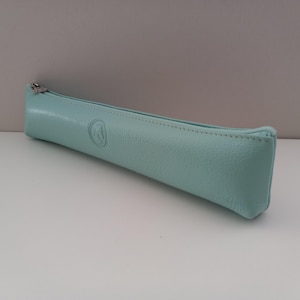 Elegante custodia in pelle con cerniera orizzontale e fodera protettiva per ventilatori da 23 cm. Perfetta per riporre il tuo ventilatore in modo sicuro.