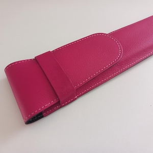 Étui en cuir véritable, spécialement conçu pour les fans de 23 cm. Design exclusif avec rabat et boucle.