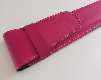Funda de piel auténtica, diseñada específicamente para ventiladores de 23 cm. Diseño exclusivo con solapa y presilla.