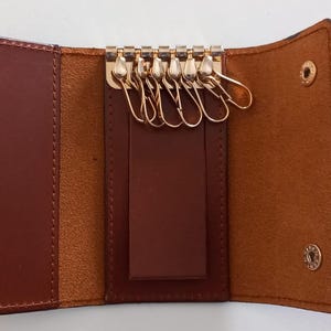 Llavero de cuero marrón o negro : Llavero cartera de cuero auténtico hecho a mano 6 ganchos + bolsillo central transparente. Regalo unisex