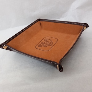 Authentic Leather Square Tray - Elegance and Organization in 15x15 cm. Premium Leather Square Tray - Chic Organization Solution.