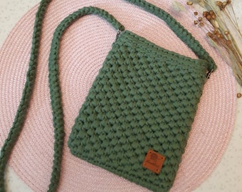 Gehäkelte Handytasche in Salbeigrün, kleine Tasche aus Textilgarn, Geschenk,