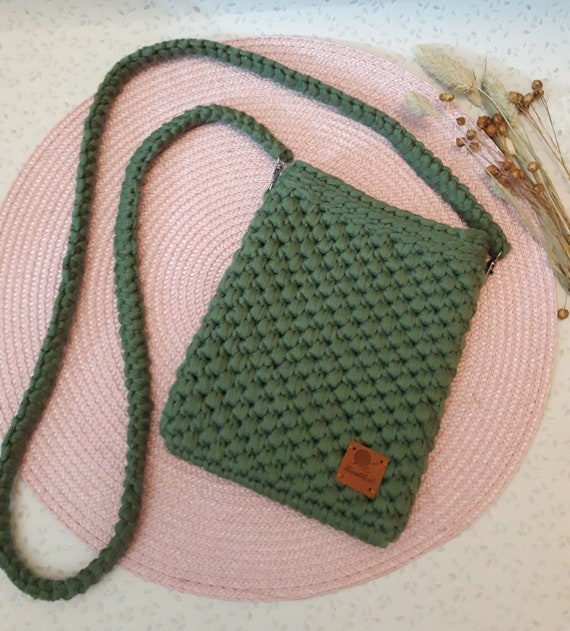 Gehäkelte Handytasche in salbeigrün, kleine Tasche aus Textilgarn