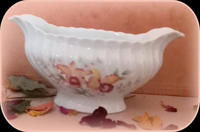 Belle Saucière Striée Bords Relévés Motif Orchidées sur Porcelaine de Limoges Blanche