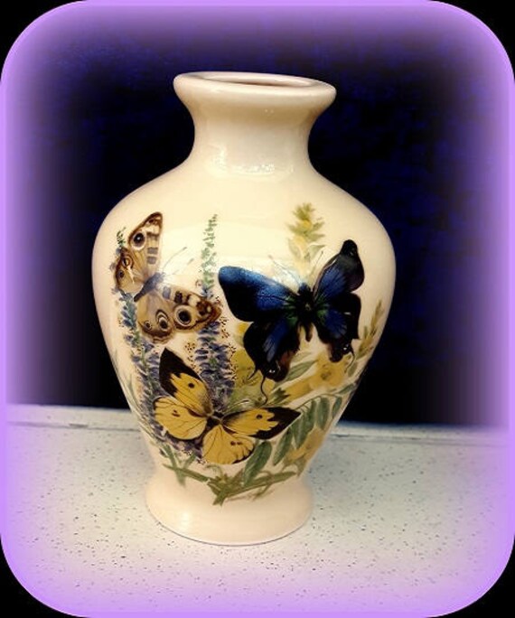 Vase Rond Motif Papillons Bleu Jaune Marron Réalisé sur Porcelaine de Limoges Beige
