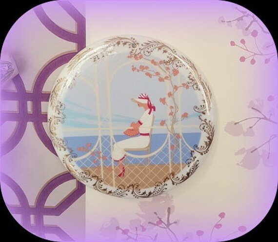 Plaque Ronde Motif Femme Rétro Au Bord de Mer Réalisée en Porcelaine Limoges
