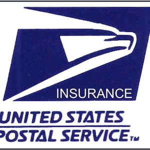 Może przedstawiać: Niebiesko-białe logo United States Postal Service z napisem "INSURANCE" wydrukowanym na biało pod logo.