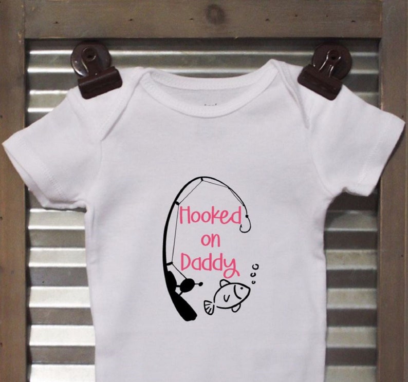 Great for Father/'s Day Hooked on Daddy Shirt or Baby Bodysuit Fishing Shirt