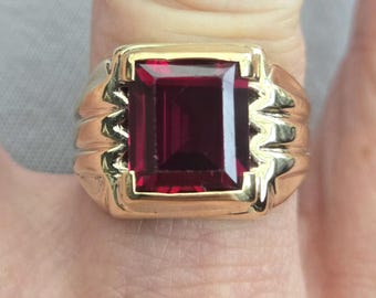 Amazing Estate vintage chunky 10k yellow gold retro Large emerald cut lab grown dark red ruby mens ladies ring Great Look WATCH VIDEO