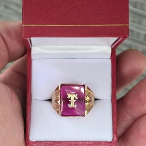 Killer Stunning vintage chunky 10k yellow gold mens ladies signet ring with synthetic ruby and letter T calligraphic initial WATCH VIDEO