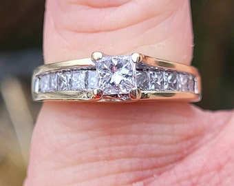Increíble anillo de compromiso para dama en oro amarillo de 14 quilates cargado con diamantes naturales de talla princesa. Excelente apariencia con tasación. VER VIDEO