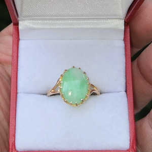 Amazing 1950s era Art Deco style 18K gold cabochon shaped genuine green jade gemstone ladies ring Gorgeous Look Spectacular WATCH VIDEO