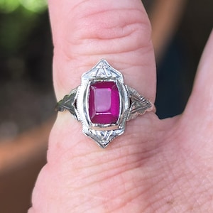 Anello da donna vintage in stile Art Déco, delicato, in oro giallo e bianco 10 carati, anni '40-'50, con rubino sintetico dalla forma particolare. Ottima lavorazione e dettagli. Bello. GUARDA IL VIDEO.