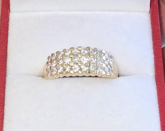 Espectacular joya vintage de los años 80-90. Impresionante anillo de oro amarillo de 14 quilates con tres filas de diamantes naturales brillantes. VER VIDEO