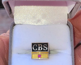 Épinglette à cravate vintage en or jaune 10 carats avec une pierre rouge, employée de CBS Television Corporate