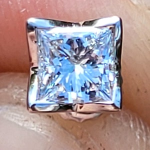 素晴らしいカナダ認定、レーザー刻印入り 1/2 カラット プリンセス カット ダイヤモンド 14K ホワイト ゴールド チューリップ マウント スクリュー バック イヤリング ビデオを見る